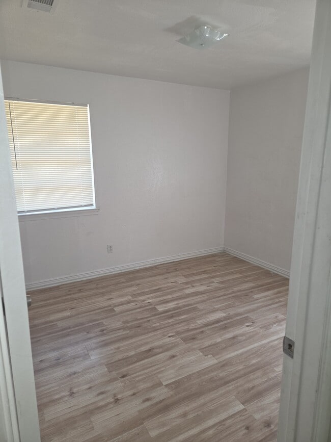 Building Photo - 714 E Vista Dr