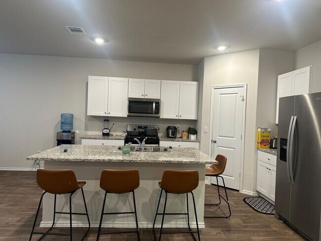 Building Photo - 4 Bedroom Single Family Home in San Antonio