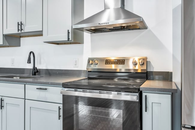 Building Photo - 2 Charles St