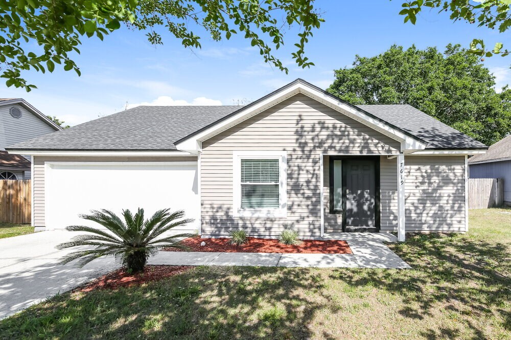 Foto principal - 7619 Pimmit Hills Dr