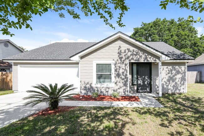 Building Photo - 7619 Pimmit Hills Dr