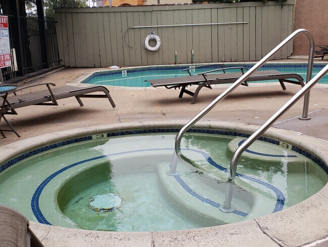 Foto del edificio - 3140 Midway Dr