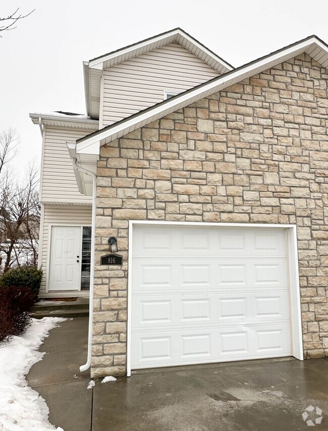 Building Photo - 814 Oakbrook Pl