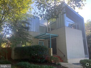 Building Photo - 213 E Raymond Ave