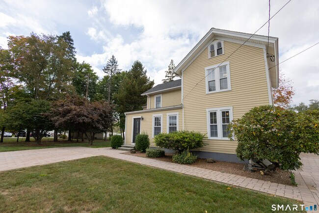 Building Photo - 387 Buckland St