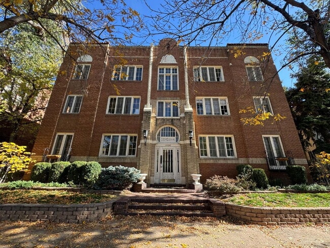 Foto del edificio - 1050 N Washington St