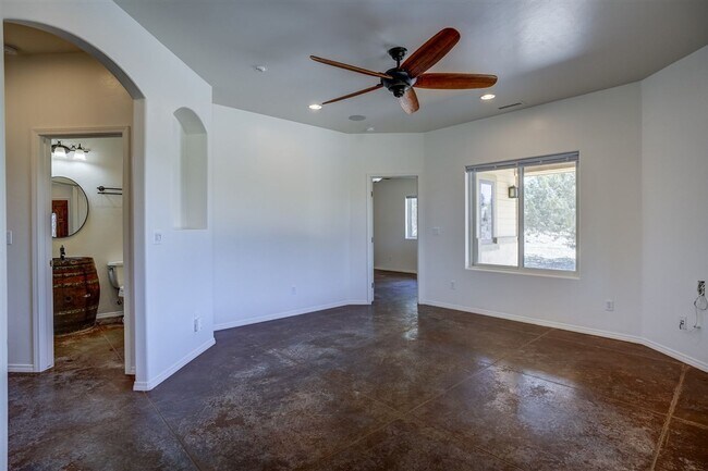 Foto del edificio - Cozy 2 Bedroom with Picturesque Granite Mo...