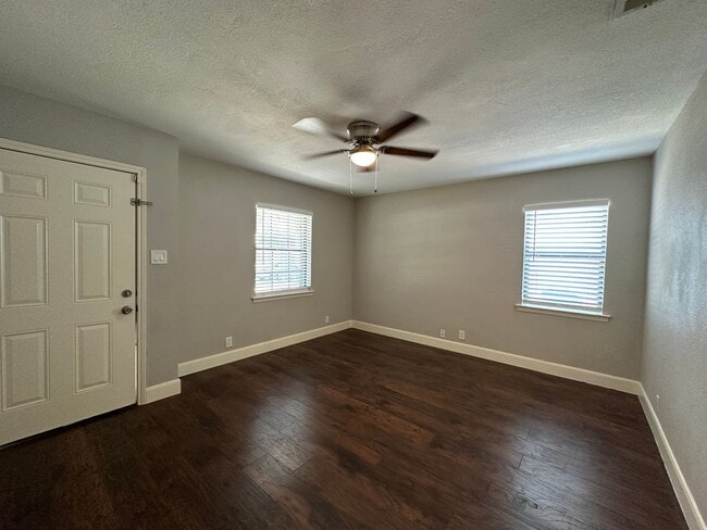 Building Photo - 220 S Shore Pl