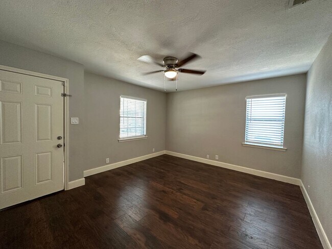 Foto del edificio - 220 S Shore Pl