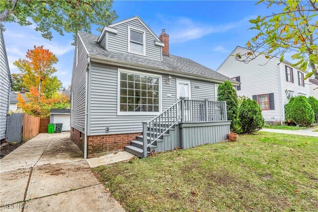 Building Photo - 20160 Beachview Dr