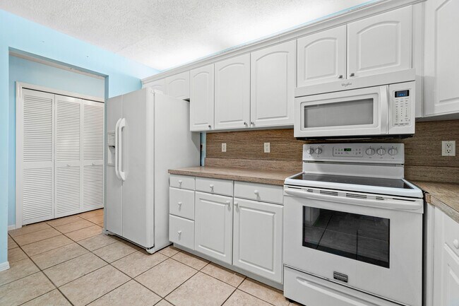 Building Photo - 2041 SE Floresta Dr