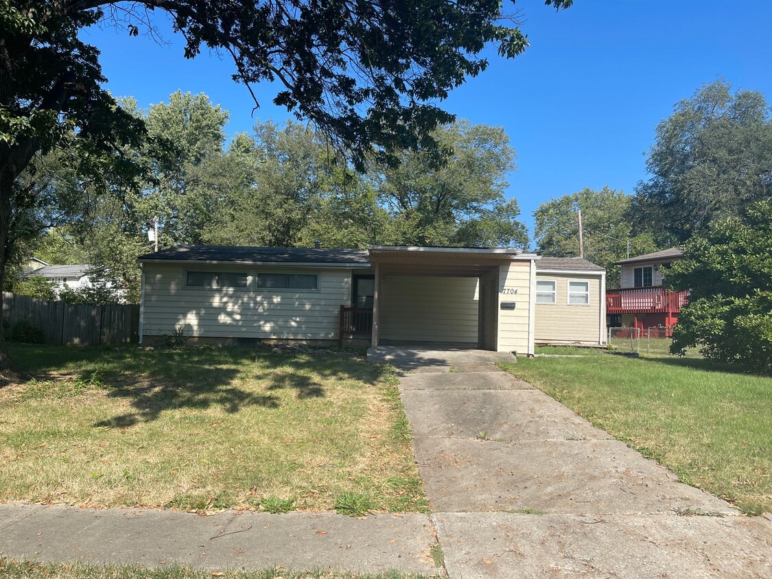 Foto principal - 3 Bed/1 Bath Home in South KC!