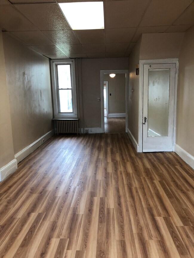 Building Photo - 4 bedroom 1.5 bath