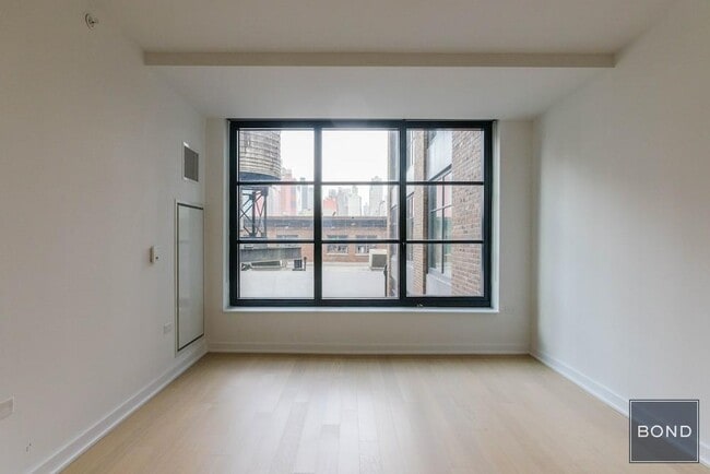 Building Photo - 515 W 38th St