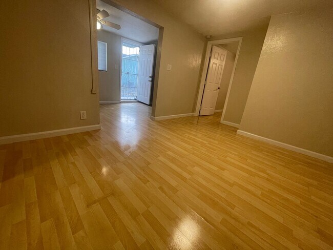 Foto del edificio - 616 1/2 W. 16th Street-