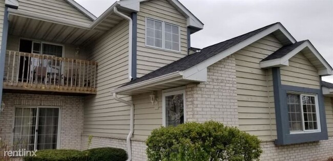Building Photo - W240N2532 E Parkway Meadow Cir