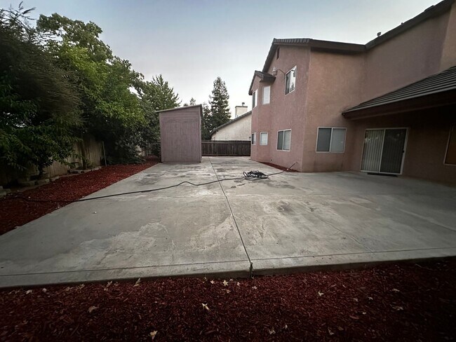 Foto del edificio - 5 Bedroom Single Family Home in Fresno