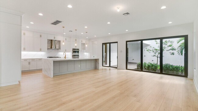 Foto del edificio - 13136 Alton Rd