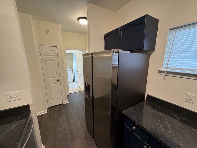 Foto del edificio - Beautiful End-unit townhome in university with Primary bedroom on 1st floor