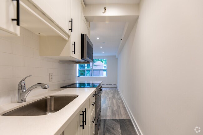 BACHELOR - Cuisine - 345 Lonsdale