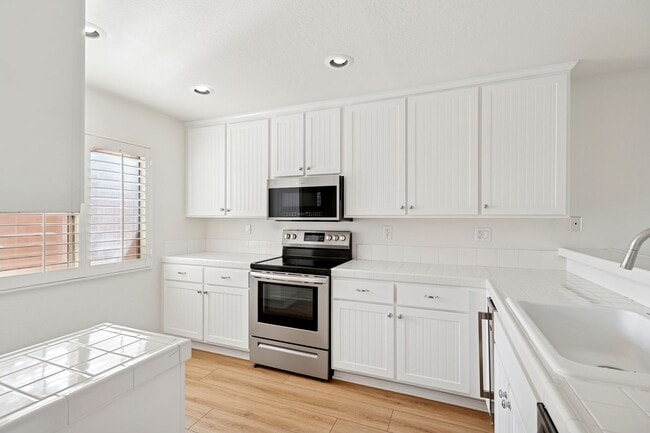 Building Photo - Villa Point Upper Unit with Loft and Golf ...