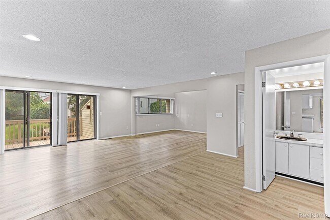 Foto del edificio - 5317 Fairway Ln