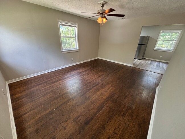 Foto del edificio - Stylish Renovated 3-Bedroom Gem in Prime T...