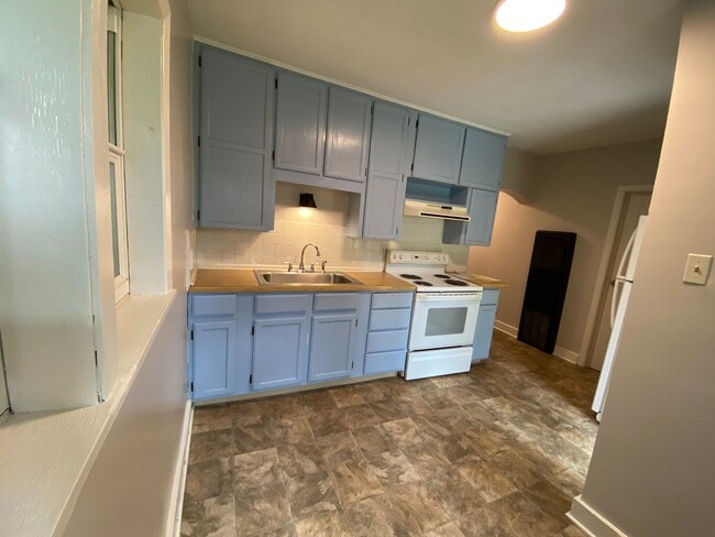 Building Photo - 1023 Laporte Ave