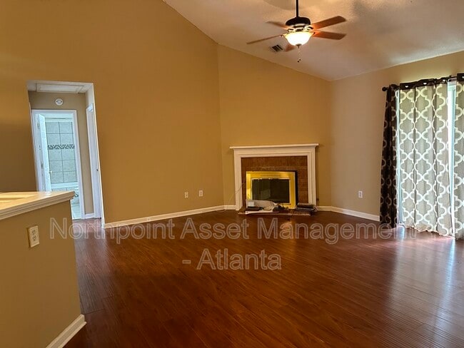 Building Photo - 2302 Sandspring Dr SW