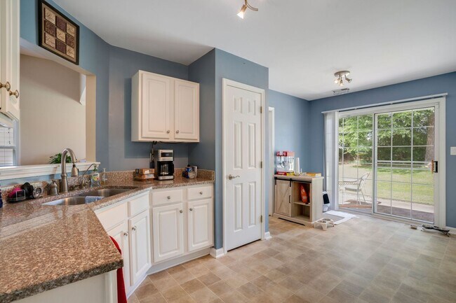 Building Photo - 3 Bedroom, 2 Bath in Grove Park with Commu...