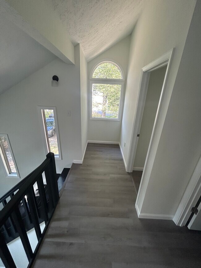 Building Photo - 9670 Stony Hollow Dr