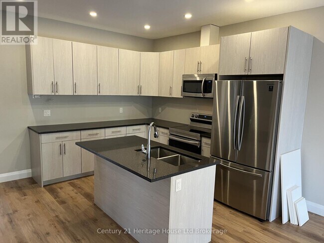 Building Photo - 17 Wren Ct