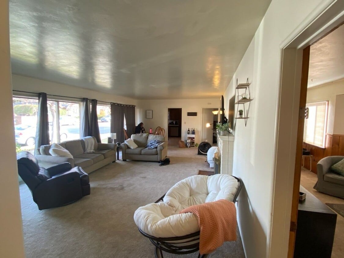 Building Photo - 841 Center St