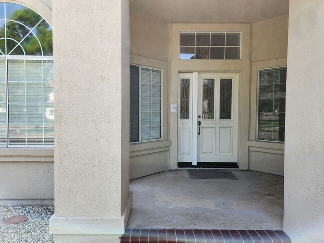 Building Photo - Lovely 4 bedrooms, 3 bathrooms located nea...