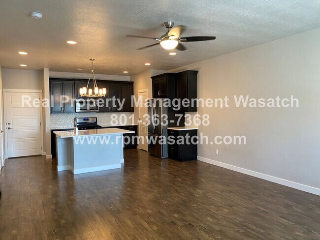 Foto del edificio - Beautiful 3 Bed, 4 Bath Townhome with 2-ca...