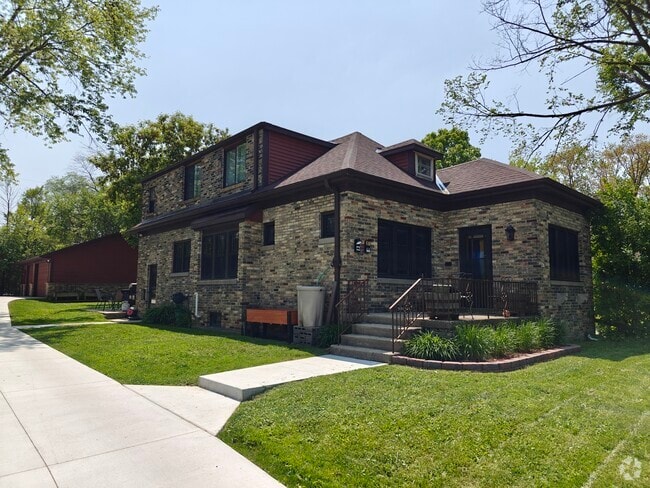 Front of House - 801 W Glendale Ave