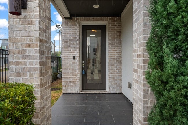 Building Photo - 2510 Tuam St