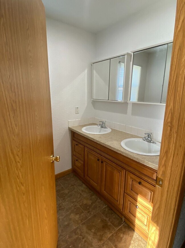 Building Photo - 222 Glenda Dr
