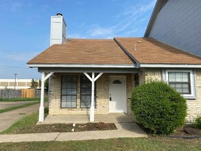 Building Photo - 2110 Stone Moss Ln