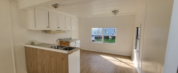 Building Photo - Sunshine Park: Three Bedroom Available