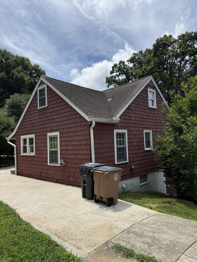 Building Photo - 312 N Chilhowee Dr
