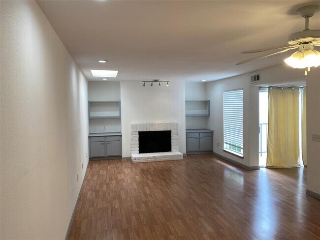 Foto del edificio - 9809 Richmond Ave.