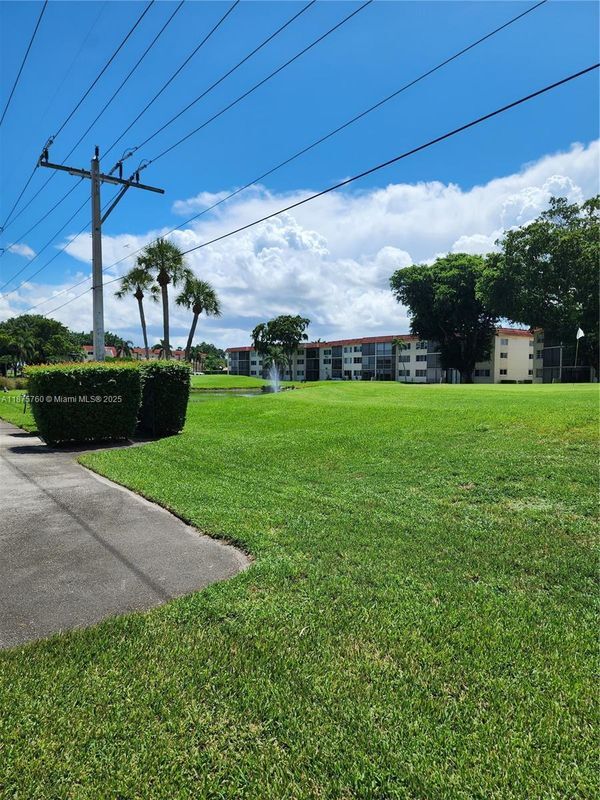 Foto del edificio - 681 S Hollybrook Dr
