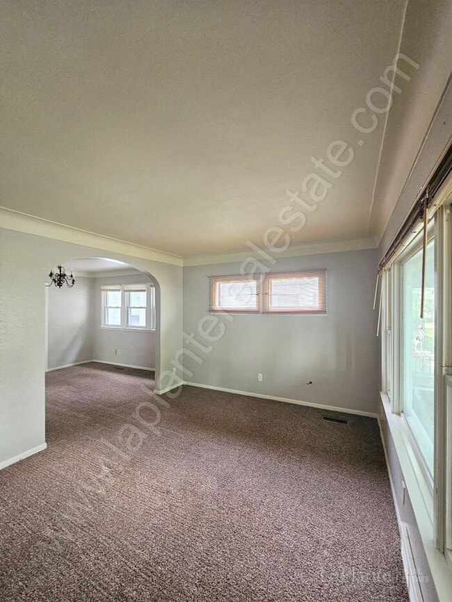 Building Photo - Lower East Toledo Apartment for Rent