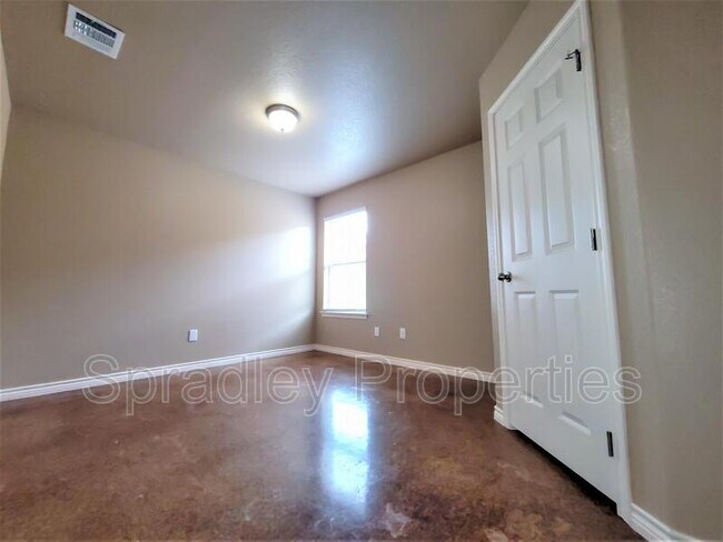 Building Photo - 1559 Kal Ct