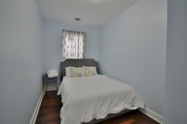 Building Photo - 294 Ege Ave
