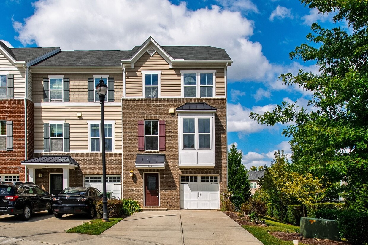 Primary Photo - Beautifully Maintained 4BR/3.5BA End-Unit Townhome in Twin Lakes