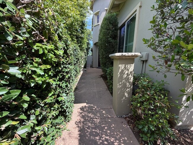 Building Photo - 1014 Gamay Dr