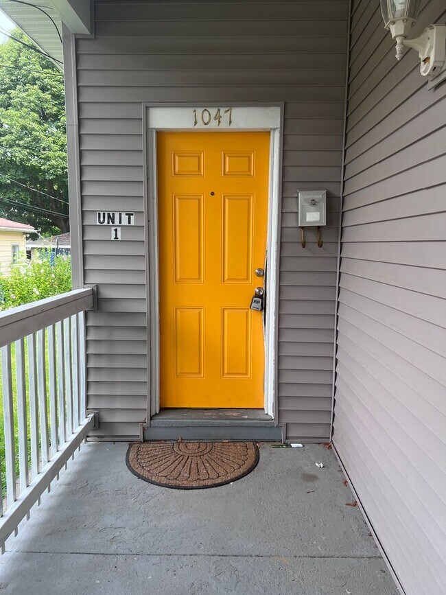 Foto del edificio - Bright 2 Bedroom Apartment with Laundry on Site!