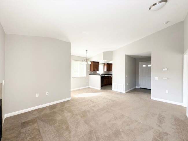 Building Photo - Upper level condo in Rancho Del Oro!